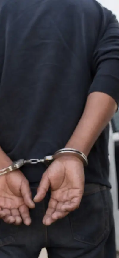 agente de imigração durante operação de fiscalização nos Estados Unidos