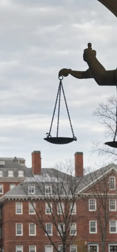 Fachada da Universidade Harvard em Massachusetts com prédios históricos e gramado